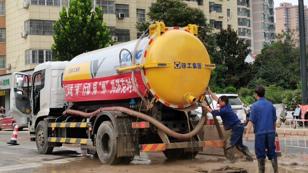 fh至尊吸污车驰援郑州特大暴雨